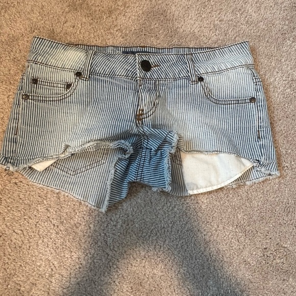CELEBRITY Pink Women’s Striped Shorts Size 3 - Picture 1 of 8